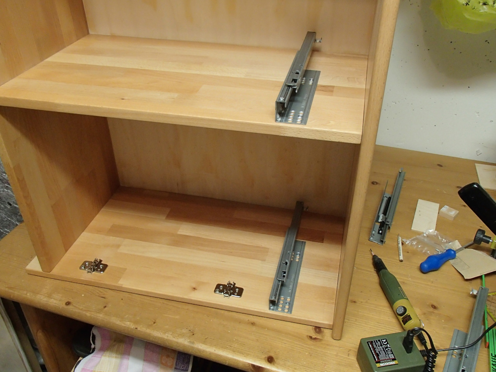 Mounting the guide rails and door hinges